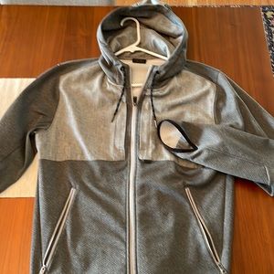 Really nice Oakley light jacket. amazing fit. lightly worn